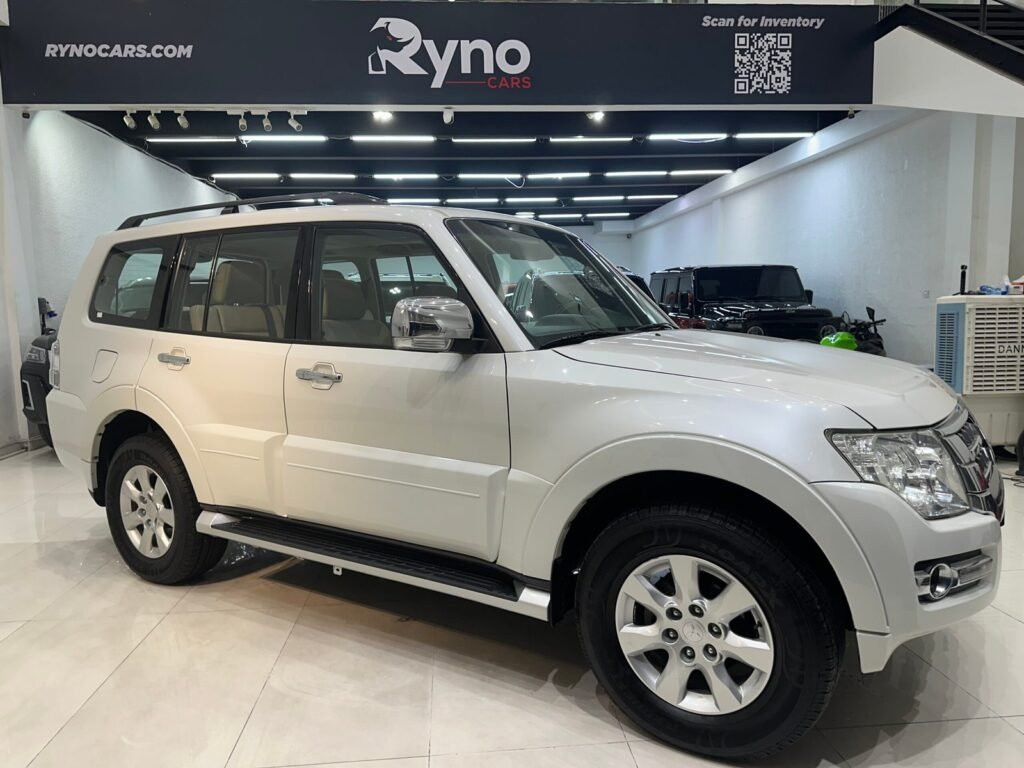 2017 Mitsubishi Pajero GLS 3.5L V6 with Sunroof 4WD — vehicle photo 1